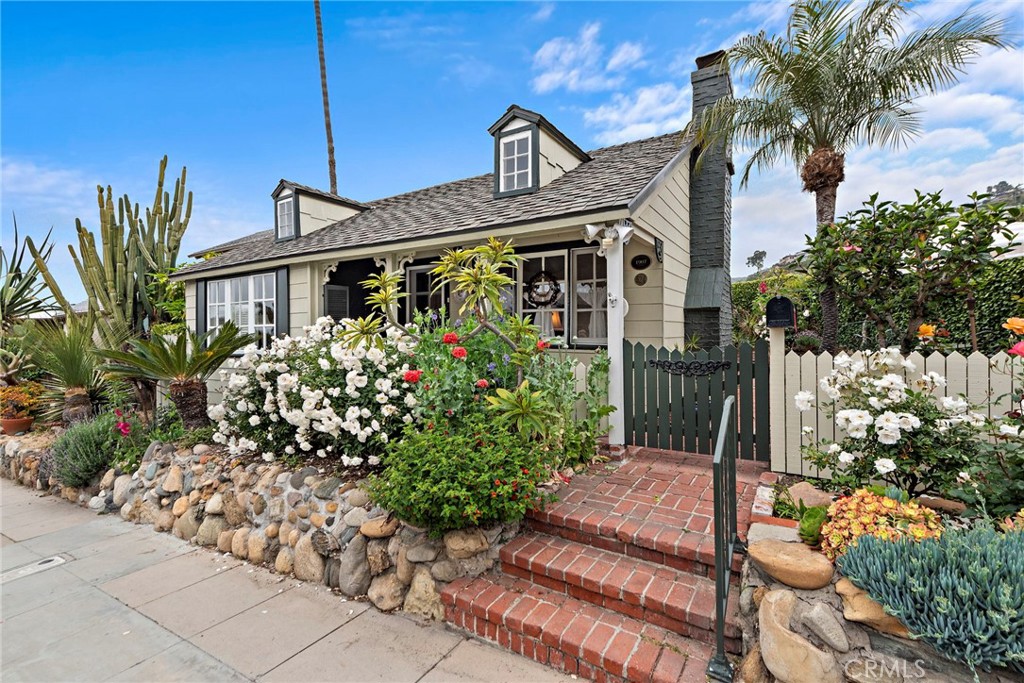 Adorable curb appeal! - 524 Park Avenue, Laguna Beach CA 92651 - photo 1