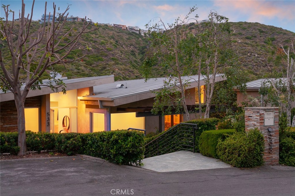 533 Temple Hills Drive...your secluded sanctuary as the sun is setting. Privacy and serenity at the end of a large cul-d - 533 Temple Hills Drive, Laguna Beach CA 92651 - photo 1