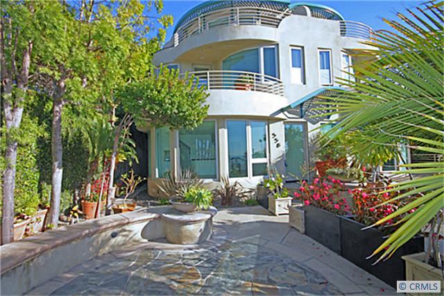 Great indoor/outdoor modern home just across from the sand... - 558 CLIFF Drive, Laguna Beach CA 92651 - photo 1