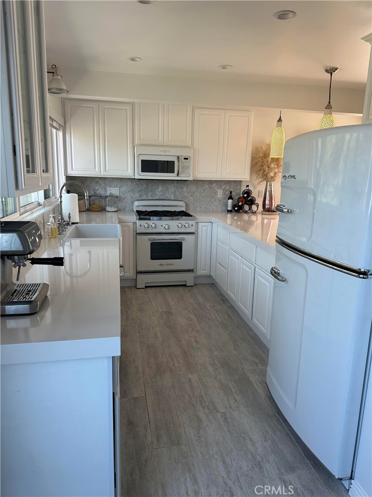 Matching retro style Rig Chill stove, microwave, refrigerator & dishwasher - 577 Ramona A, Laguna Beach CA 92651 - photo 13