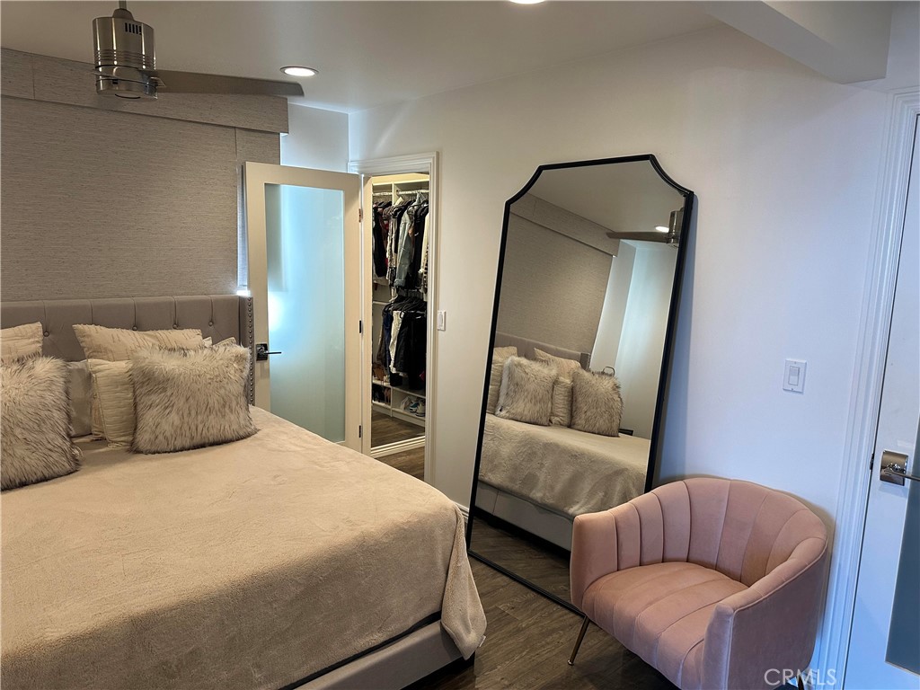 Bedroom w/ adjacent walk in closet - 577 Ramona A, Laguna Beach CA 92651 - photo 18