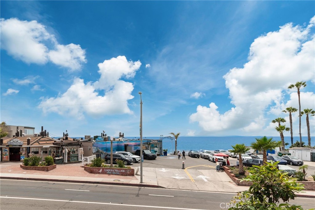 Perfect downtown location just across the street from the Cliff Restaurant, and shimmering Pacific Ocean. Beach access i - 577 Ramona Ave #B, Laguna Beach CA 92651 - photo 1