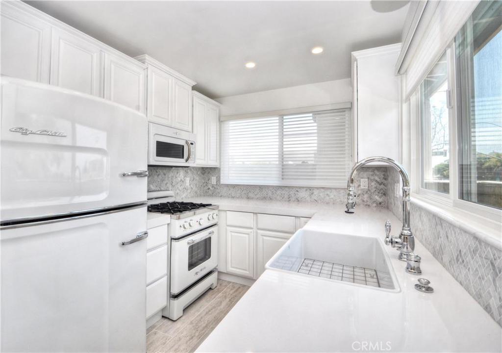 577 Ramona Avenue E, Laguna Beach CA 92651 - photo 1