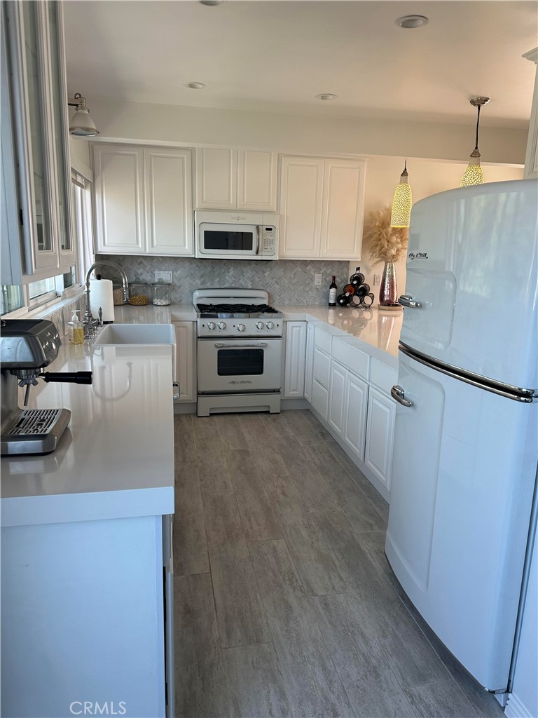 Matching retro style Rig Chill stove, microwave, refrigerator & dishwasher - 577 Ramona B, Laguna Beach CA 92651 - photo 9