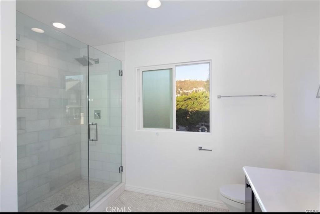 Large walk-in glass shower - 577 S Ramona #E, Laguna Beach CA 92651 - photo 28