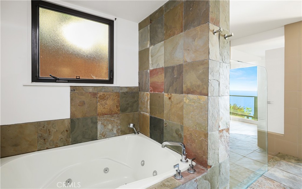 Large Tub - Master - 599 Alta Vista, Laguna Beach CA 92651 - photo 27