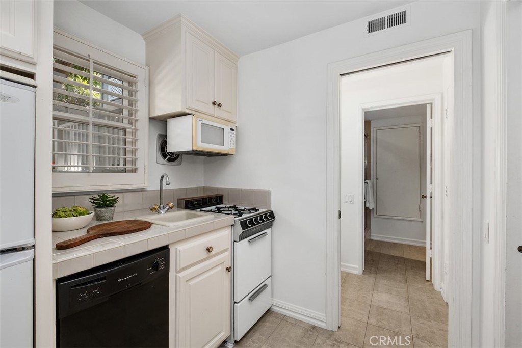 Kitchenette off of bonus room - 616 Cuprien Way, Laguna Beach CA 92651 - photo 30