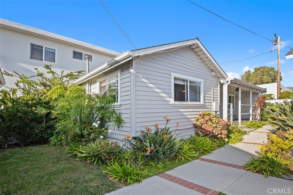 Welcome to 649 Glenneyre! Park at 652 Ramona and walk back to the home. - 649 Glenneyre, Laguna Beach CA 92651 - photo 1
