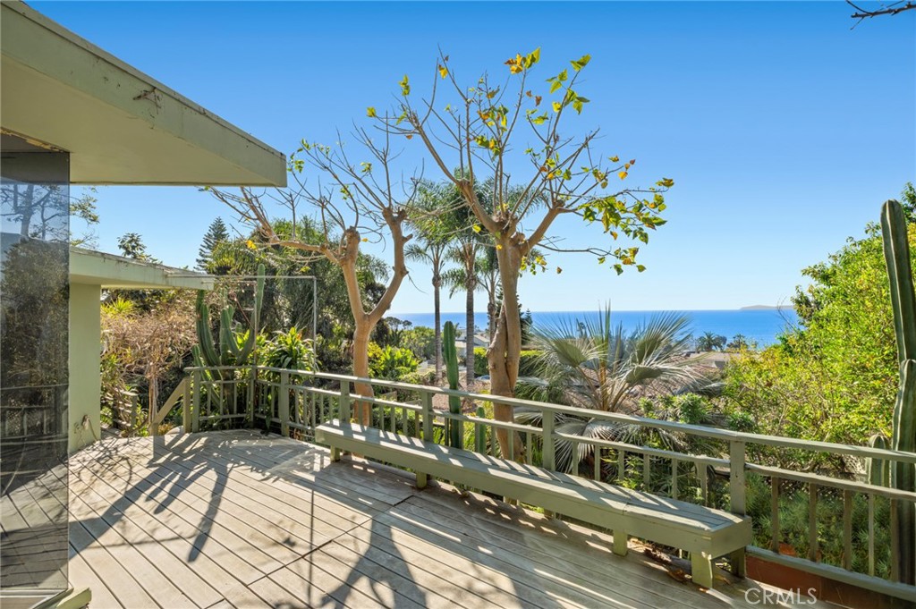 Lush, mature gardens surround the property, enhancing its welcoming presence within this quiet cul-de-sac location, whil - 660 Virginia Park, Laguna Beach CA 92651 - photo 2