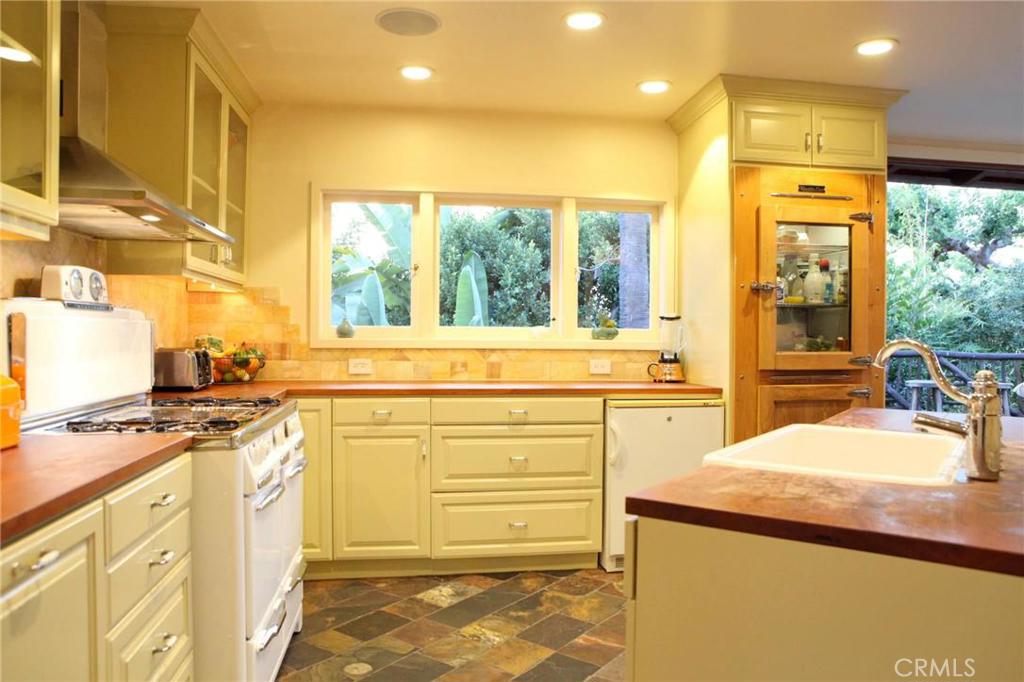 Wide open cooking on this duel oven Gaffers & Sattler gas stove. Craftsman kitchen, African slate floors. InstaHot, dish - 663 Anita Street, Laguna Beach CA 92651 - photo 1
