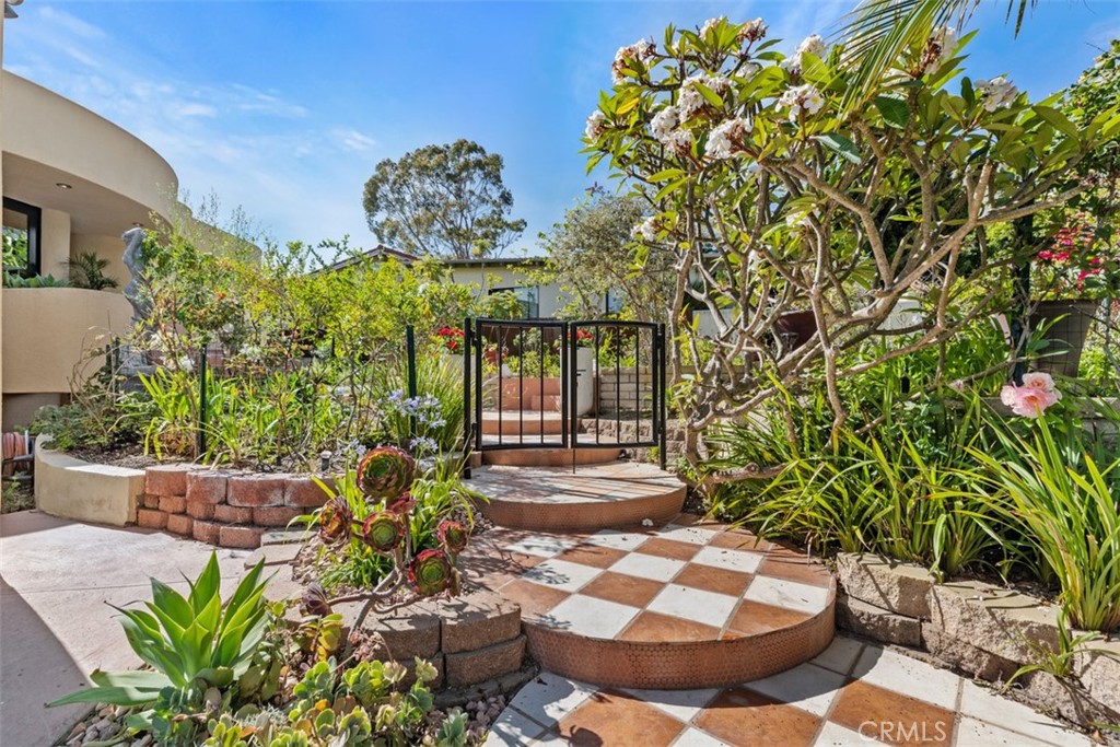 Front walkway leads to front door and garden. - 664 Mystic View, Laguna Beach CA 92651 - photo 15