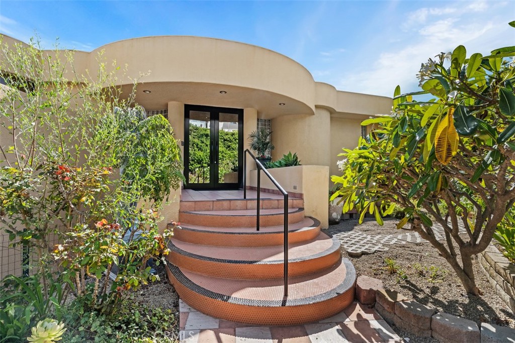 Double door entry into top level of house. - 664 Mystic View, Laguna Beach CA 92651 - photo 17