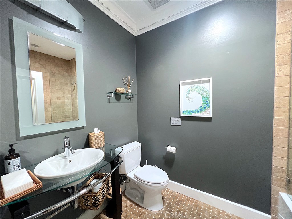 Hallway bathroom with tub and shower. - 750 Bolsana Drive, Laguna Beach CA 92651 - photo 42
