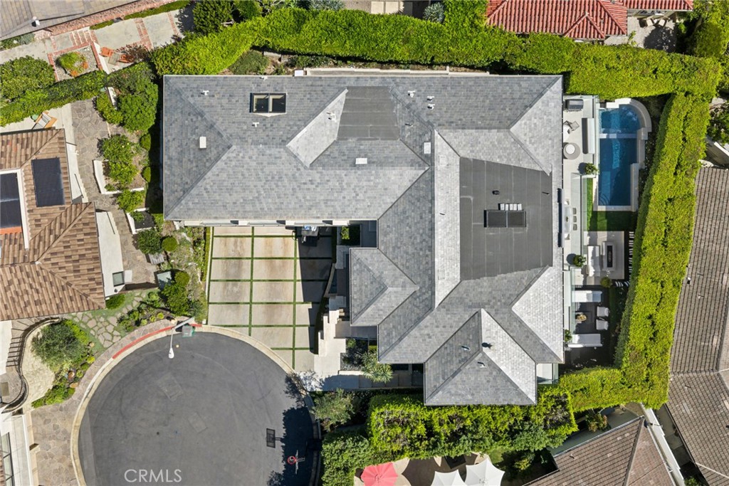 Six bedrooms, each with an en-suite bathroom provide exceptional privacy and flexibility. - 820 Emerald Bay, Laguna Beach CA 92651 - photo 14