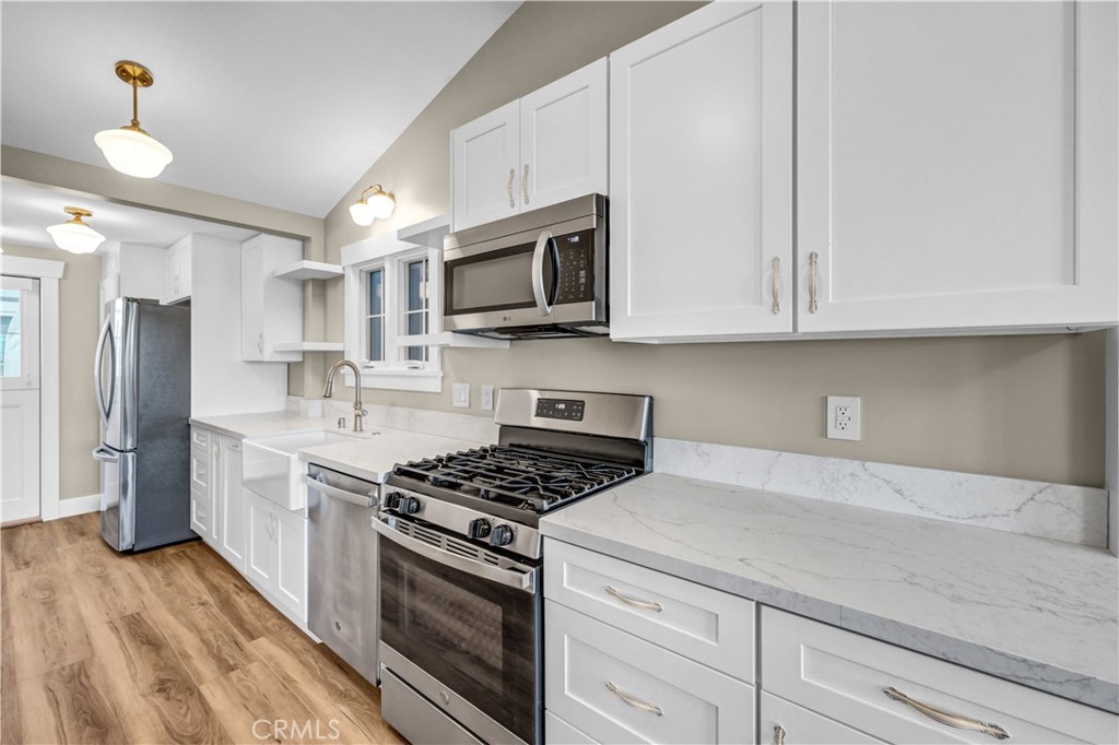 Beautiful quartz countertops, a farmhouse sink, stylish finishes, soft-close drawers, and plenty of cabinet space. - 826 S Coast B, Laguna Beach CA 92651 - photo 6