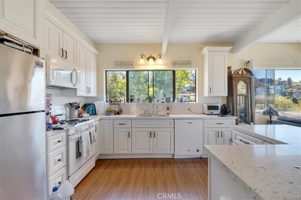 835 Park Ave, Laguna Beach CA 92651 - photo 1