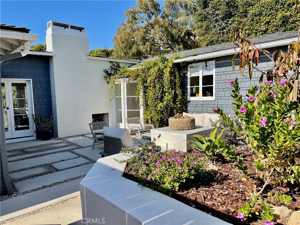 Front courtyard - 843 La Vista Drive, Laguna Beach CA 92651 - photo 1