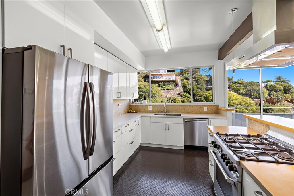 888 Summit Drive, Laguna Beach CA 92651 - photo 9