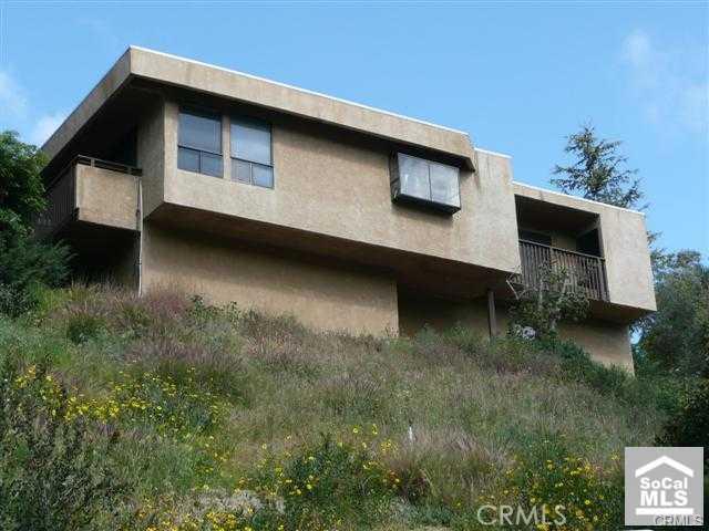 This 1096 square foot single family home has 2 bedrooms and 1.5 bathrooms. It is located at 920 Meadowlark Dr Laguna Bea - 920 Meadowlark Drive, Laguna Beach CA 92651 - photo 1