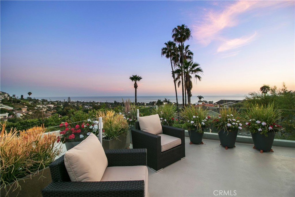 The epitome of "village living" with great ocean views. - 920 Skyline Drive, Laguna Beach CA 92651 - photo 1