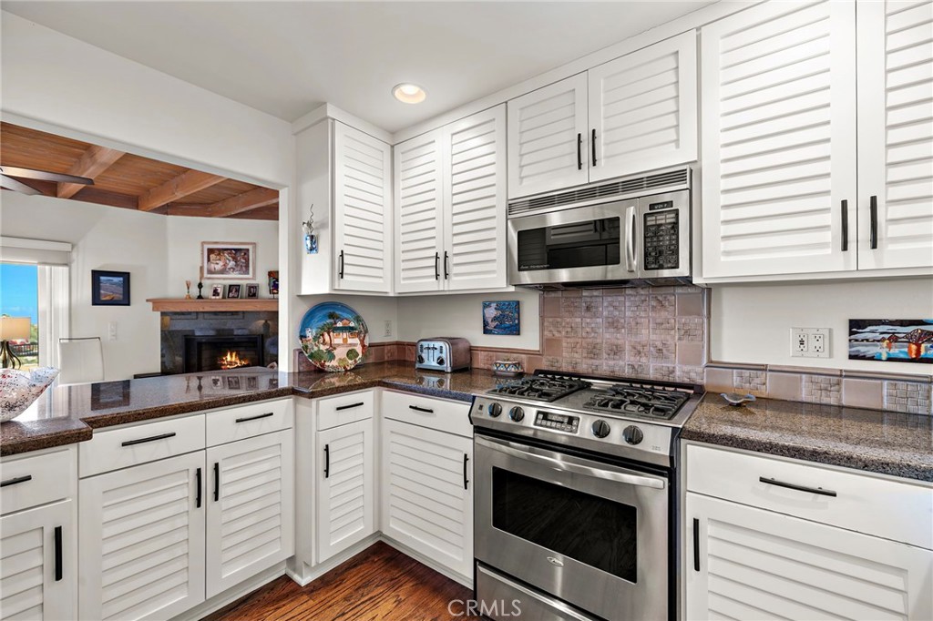 Kitchen with breakfast bar and ocean view - 930 Canyon View Drive, Laguna Beach CA 92651 - photo 17