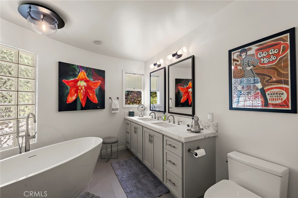 Primary bath with tub and double sinks - 930 Canyon View Drive, Laguna Beach CA 92651 - photo 22