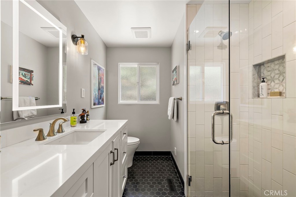 Secondary bathroom - 930 Canyon View Drive, Laguna Beach CA 92651 - photo 25
