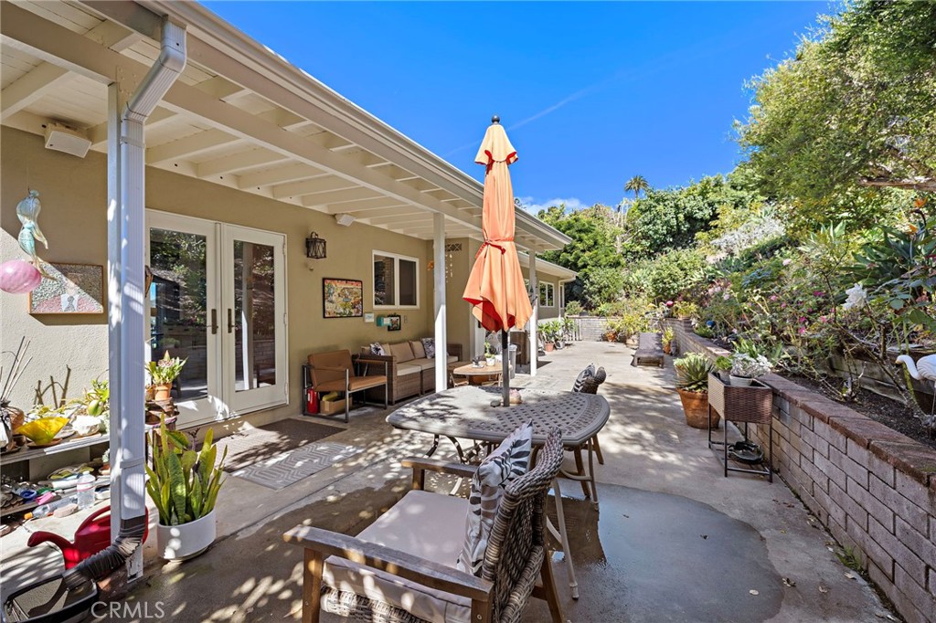 Expansive rear patio and yard - 930 Canyon View Drive, Laguna Beach CA 92651 - photo 28