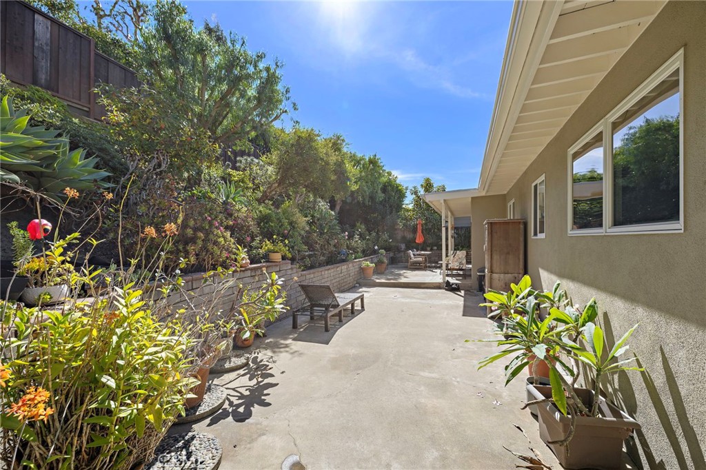 Rear patio and entertaining area - 930 Canyon View Drive, Laguna Beach CA 92651 - photo 29