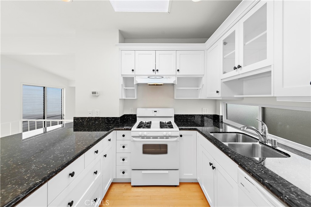 935 La Mirada Street, Laguna Beach CA 92651 - photo 14