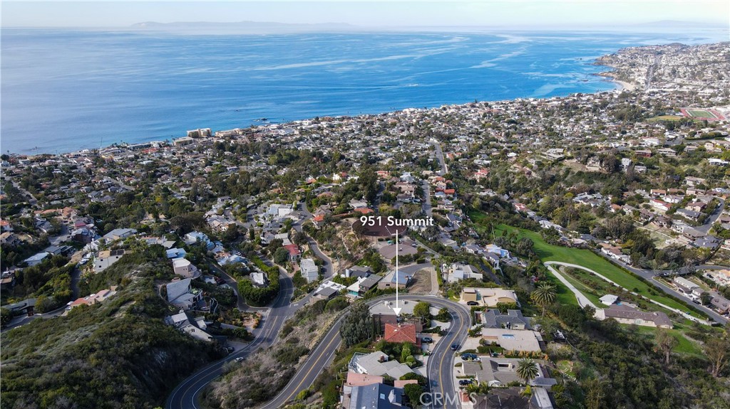 Welcoming spectacular panoramic ocean and Catalina island views from this Laguna Beach residence. - 951 Summit Drive, Laguna Beach CA 92651 - photo 1