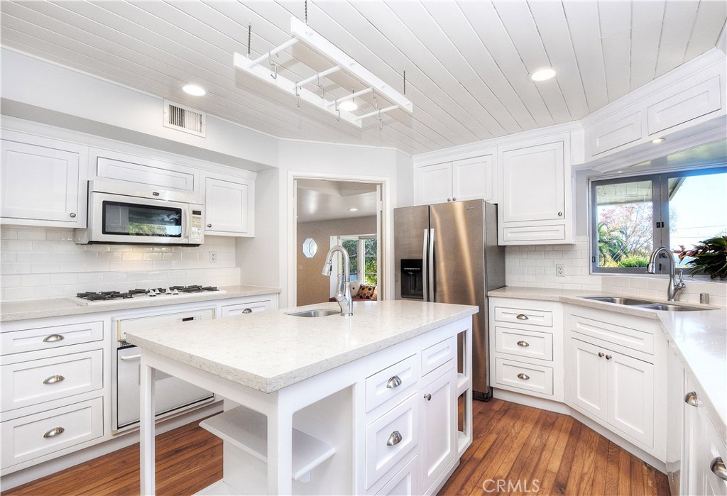 980 Wilson Street, Laguna Beach CA 92651 - photo 1