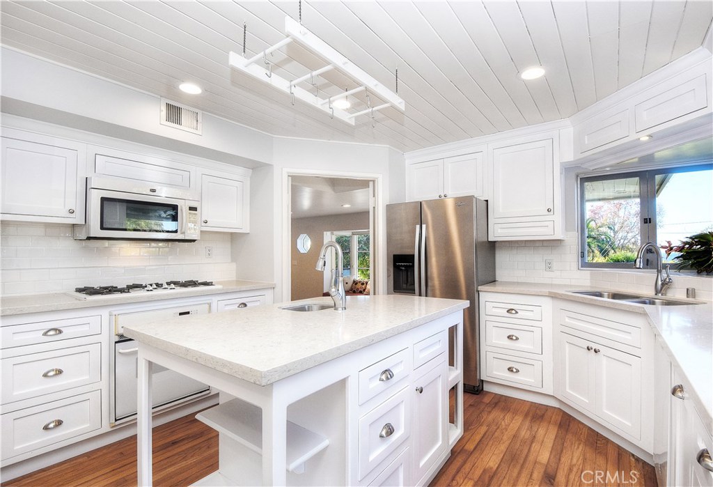 980 Wilson Street, Laguna Beach CA 92651 - photo 1