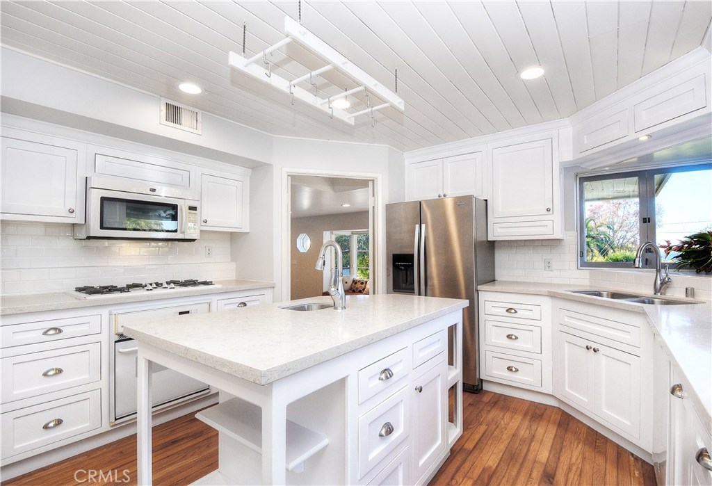 980 Wilson Street, Laguna Beach CA 92651 - photo 1