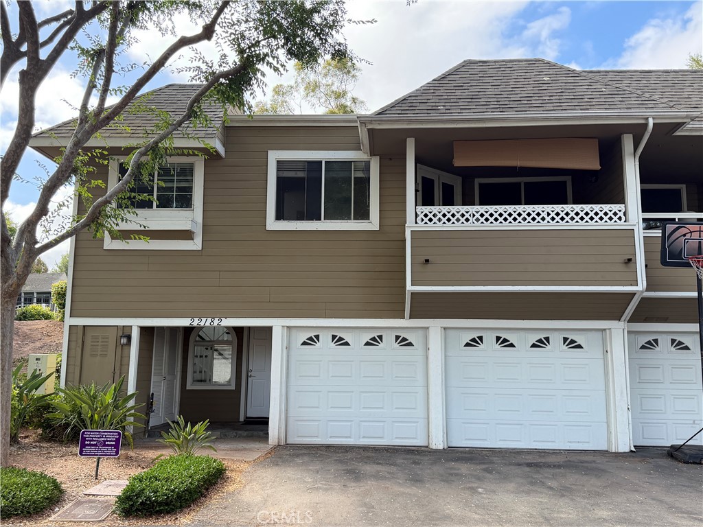 End Unit : 2 car garage (2 single doors) : large covered balcony area. - 22182 Caminito Laureles, Laguna Hills CA 92653 - photo 1