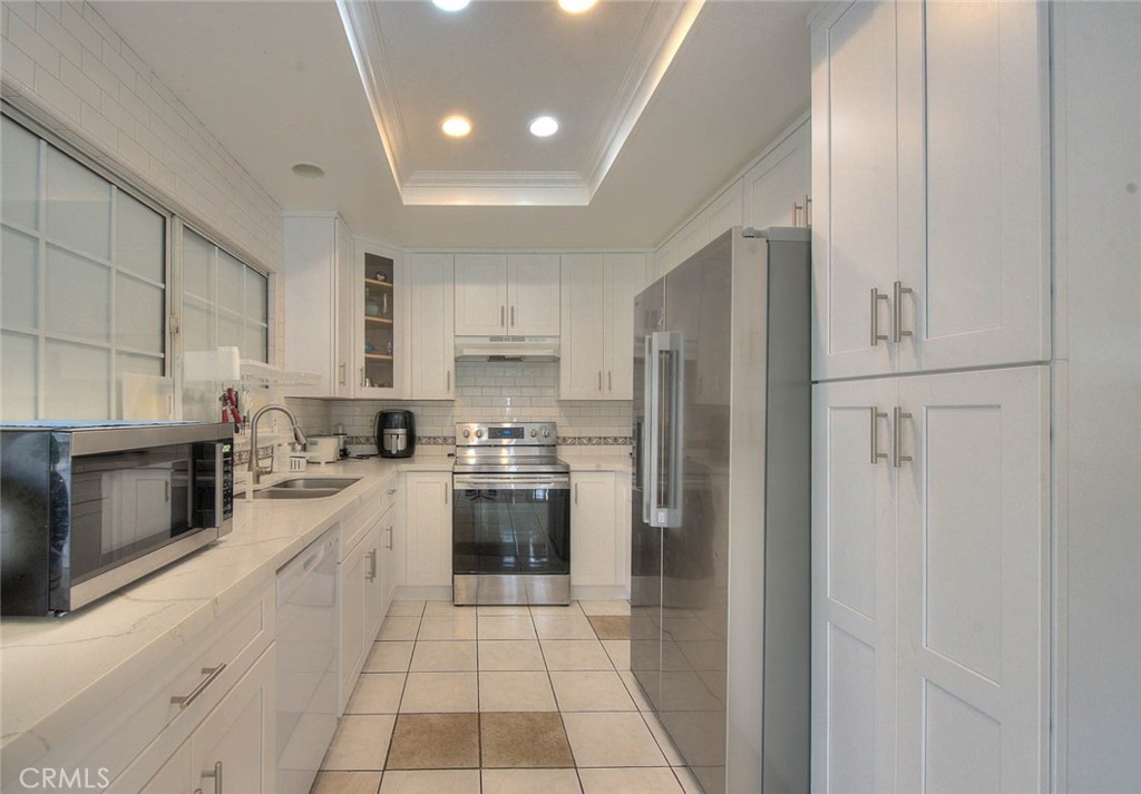 kitchen - 22676 Genova, Laguna Hills CA 92653 - photo 9