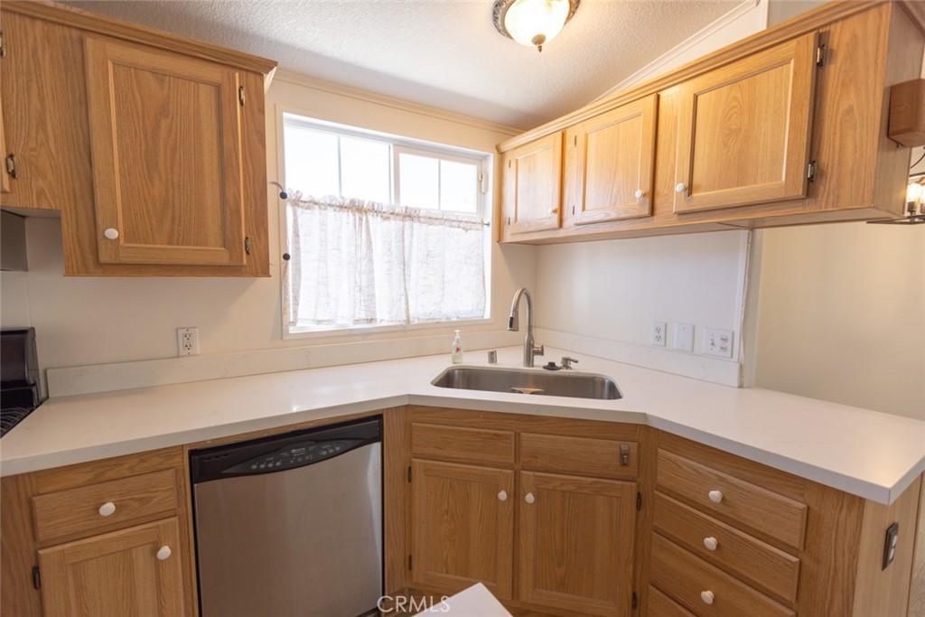 23301 Ridge Route 24, Laguna Hills CA 92653 - photo 4