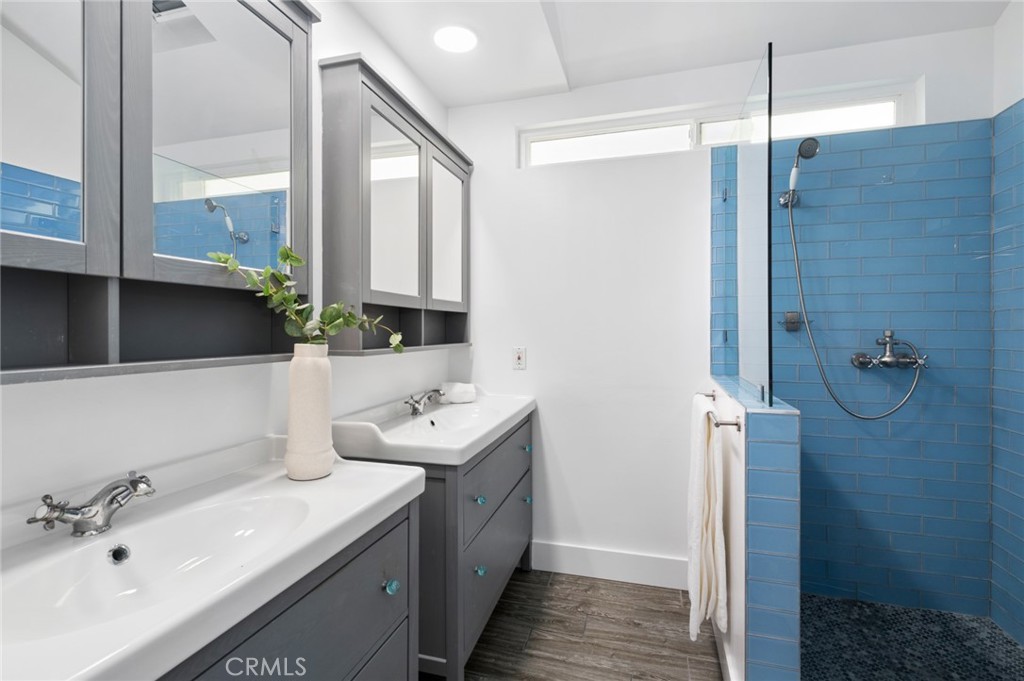 Dual vanity, walk-in shower, & private balcony where you can enjoy the surrounding neighborhood & hillside views - 25182 Stockport, Laguna Hills CA 92653 - photo 32