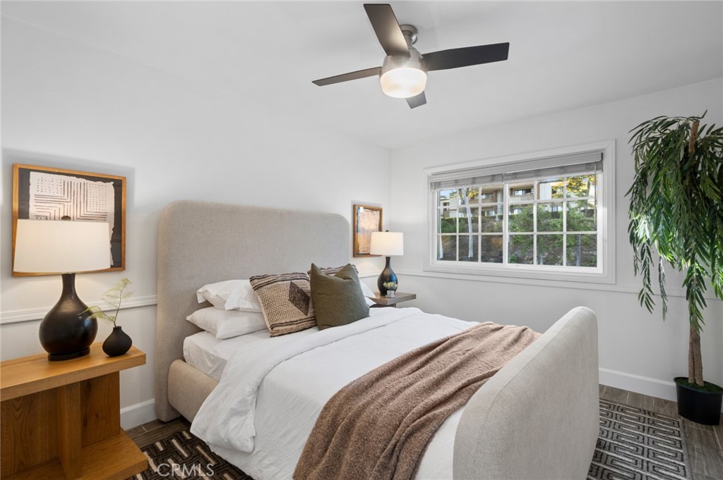 Bedroom w/ ceiling fan & large window for plenty of natural light - 25182 Stockport, Laguna Hills CA 92653 - photo 34