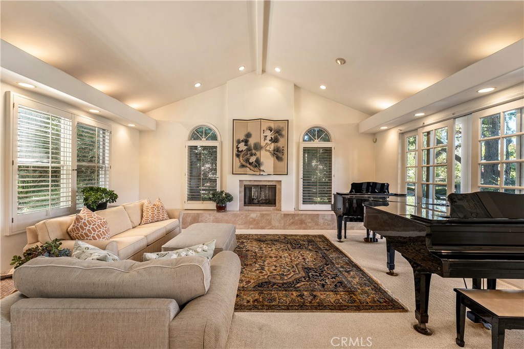 Living room with vaulted ceilings - 25442 Rapid Falls, Laguna Hills CA 92653 - photo 8