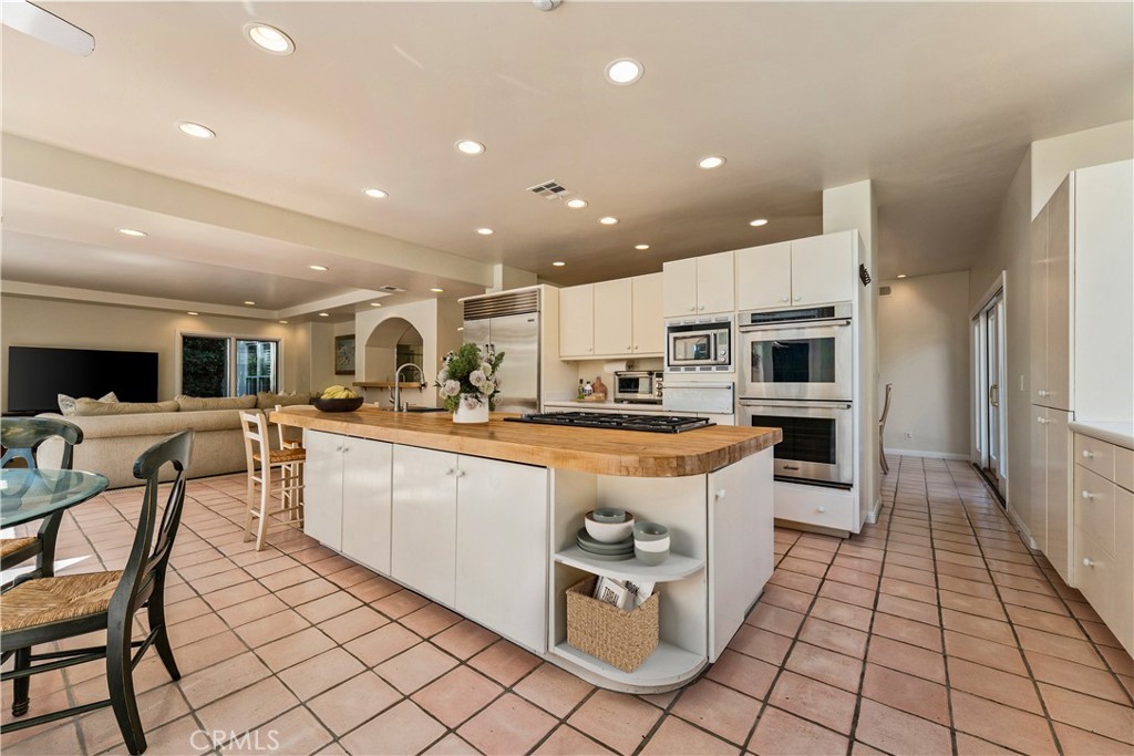 Island kitchen - 25442 Rapid Falls, Laguna Hills CA 92653 - photo 13