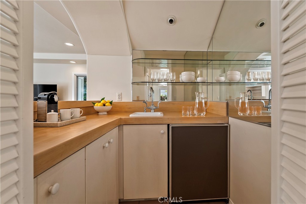 Wet bar off family room - 25442 Rapid Falls, Laguna Hills CA 92653 - photo 17