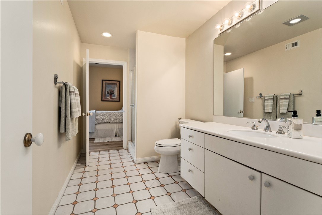 Ground floor bathroom - 25442 Rapid Falls, Laguna Hills CA 92653 - photo 27
