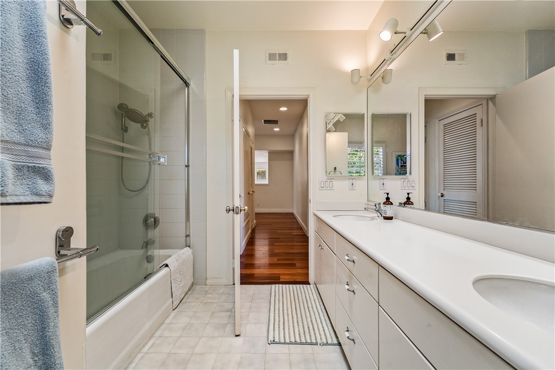 Large bathroom for secondary bedrooms - 25442 Rapid Falls, Laguna Hills CA 92653 - photo 31