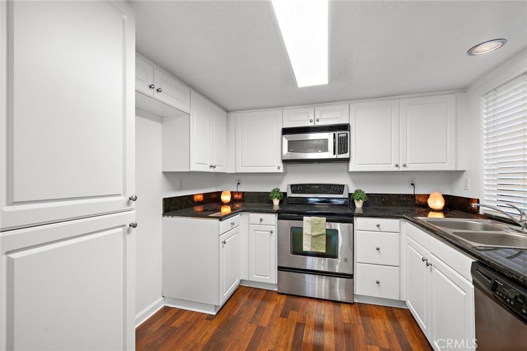 Kitchen - 25531 Indian Creek Ln G, Laguna Hills CA 92653 - photo 8