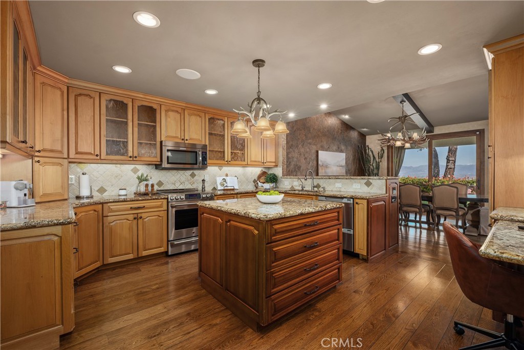Spacious kitchen with granite countertops and center island - 22886 Mariano, Laguna Niguel CA 92677 - photo 4