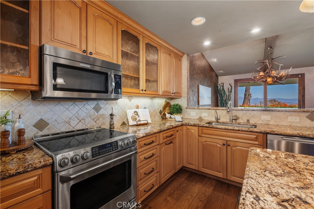 Kitchen with stainless steel appliances and granite counters - 22886 Mariano, Laguna Niguel CA 92677 - photo 14