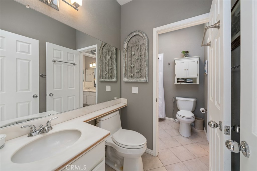 Guest Bathroom with connecting door for shared shower/bath. - 23638 Kingdon Court 88, Laguna Niguel CA 92677 - photo 8
