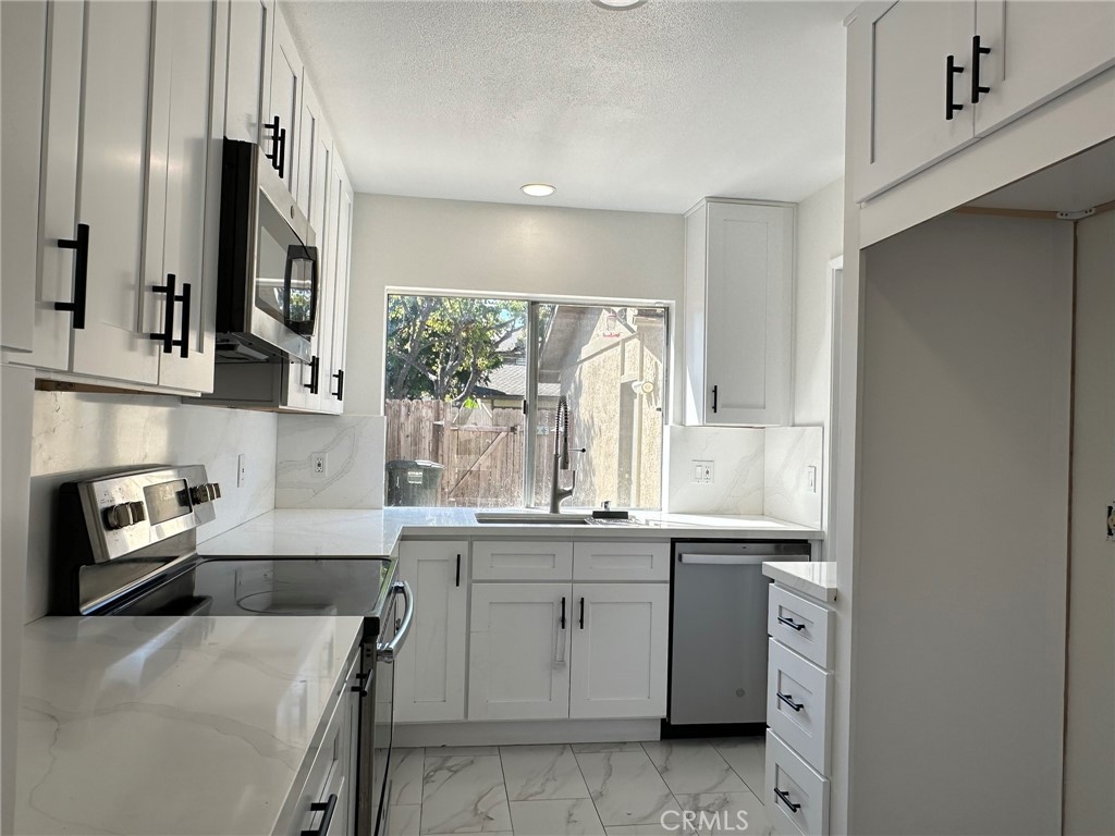 Light and bright remodeld kitchen - 23715 Whale Cove, Laguna Niguel CA 92677 - photo 1