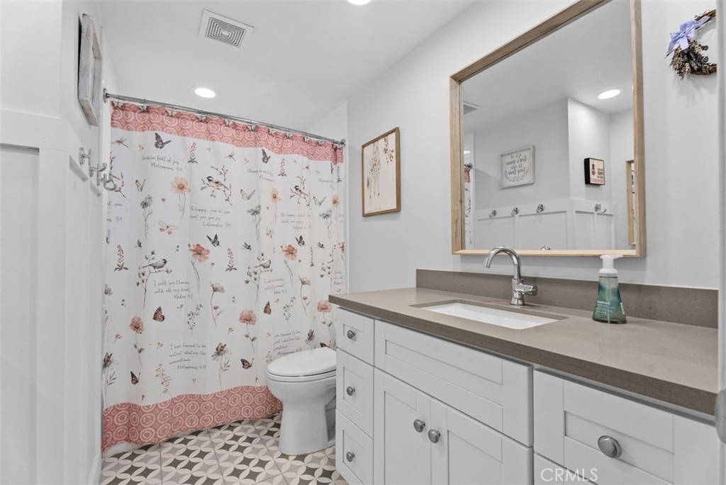 Hall Bathroom with Tub - 23852 Linnet Circle, Laguna Niguel CA 92677 - photo 18